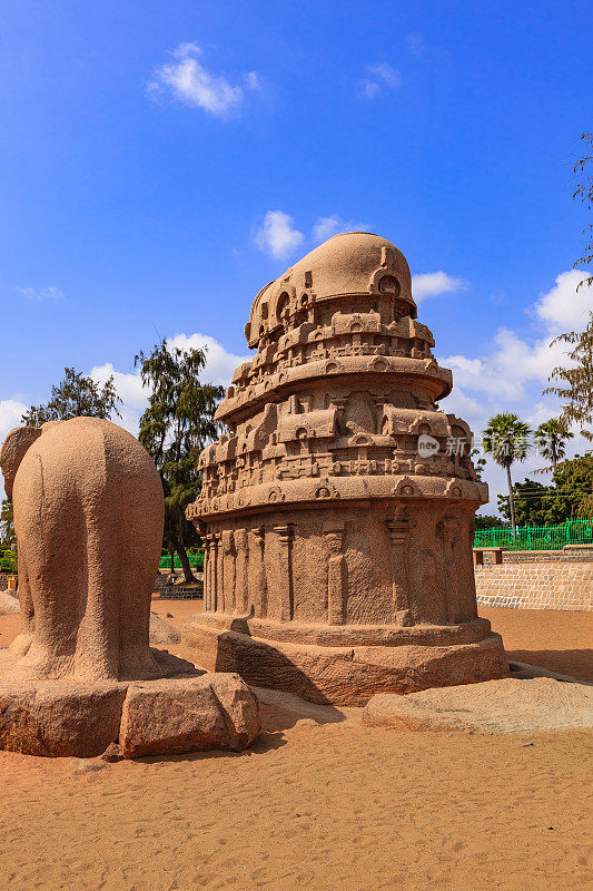 印度马哈巴利普兰：公元 7 世纪 Nakula Sahadeva Ratha 和大象